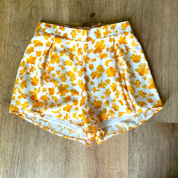LE LIS Floral Shorts - Picture 1 of 3